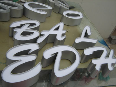 铝围边发光字